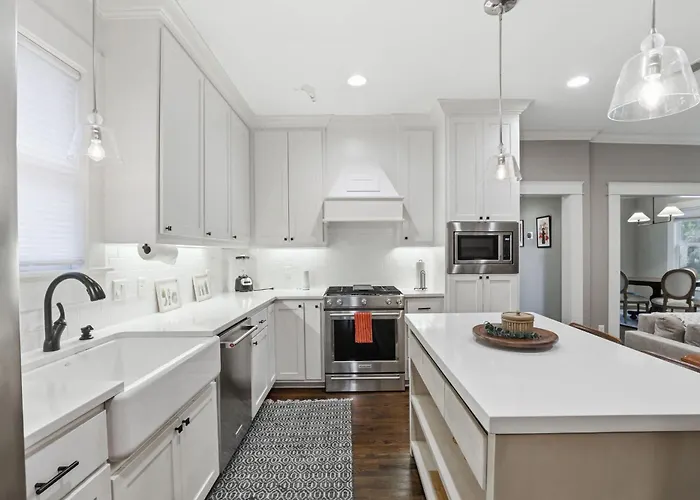 Heights - Cozy House With Backyard & Free Parking