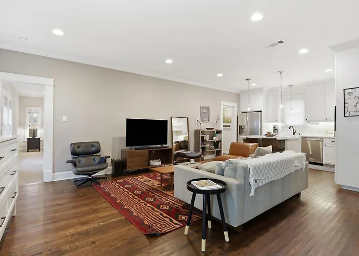 Heights - Cozy House With Backyard & Free Parking Holiday home