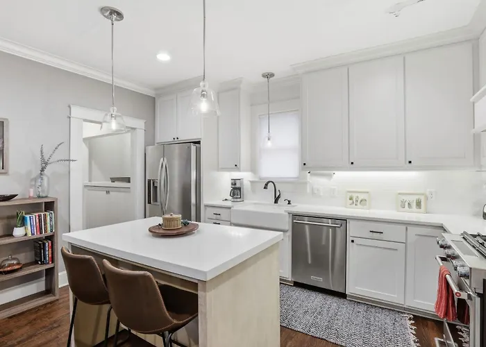 Holiday home Heights - Cozy House With Backyard & Free Parking