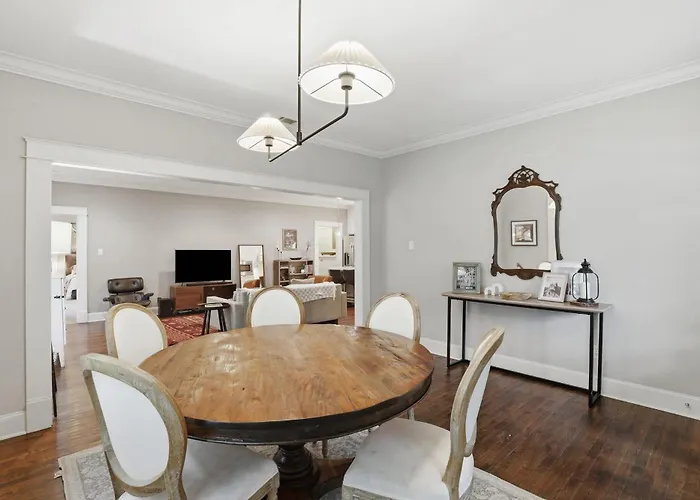 Heights - Cozy House With Backyard & Free Parking Holiday home *