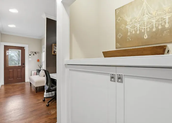 Heights - Cozy House With Backyard & Free Parking Holiday home *
