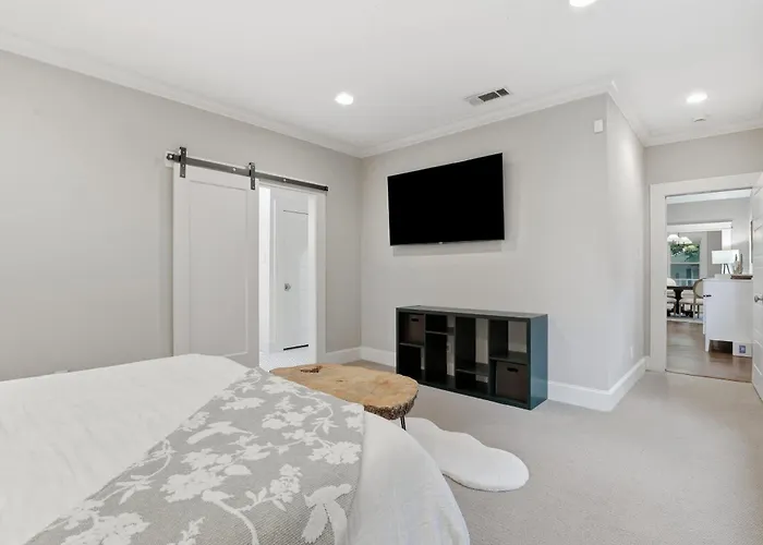 Heights - Cozy House With Backyard & Free Parking Holiday home *