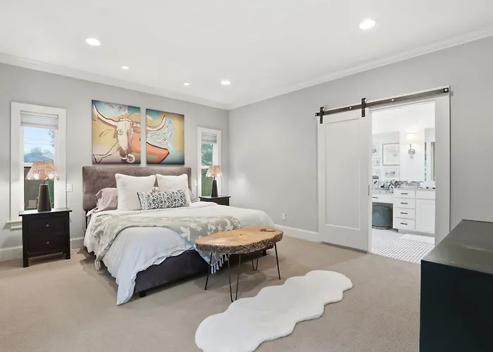 Heights - Cozy House With Backyard & Free Parking *
