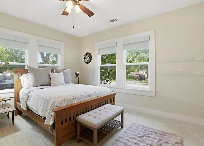 Heights - Cozy House With Backyard & Free Parking Holiday home *