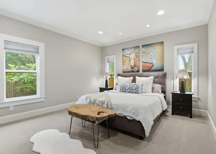 Heights - Cozy House With Backyard & Free Parking *