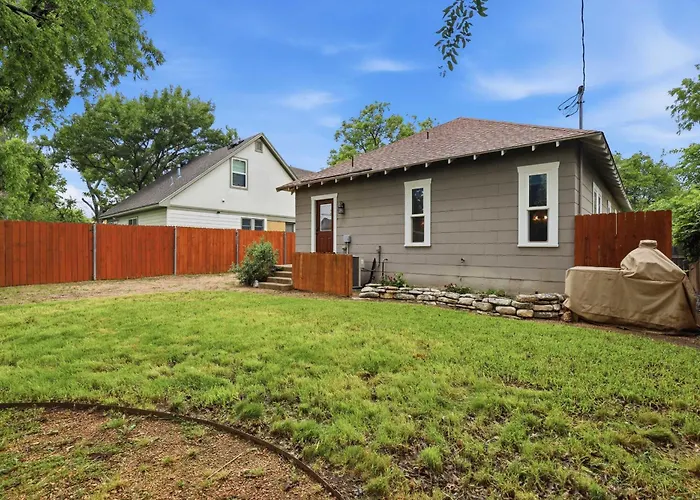Heights - Cozy House With Backyard & Free Parking