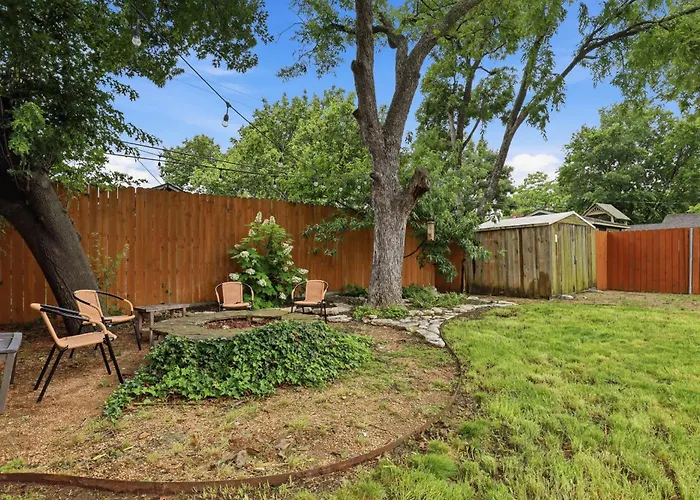 Heights - Cozy House With Backyard & Free Parking