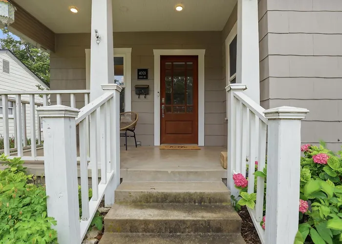 Heights - Cozy House With Backyard & Free Parking